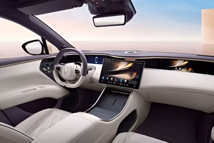 Ghế ngồi của SUV điện Avatr 11 trước đây được coi là chắc chắn, gây khó chịu cho một số người trong những chuyến hành trình dài hơn. Tuy nhiên, mẫu 2024 có da bán aniline nguyên hạt mềm hơn và cải thiện khả năng thoáng khí.