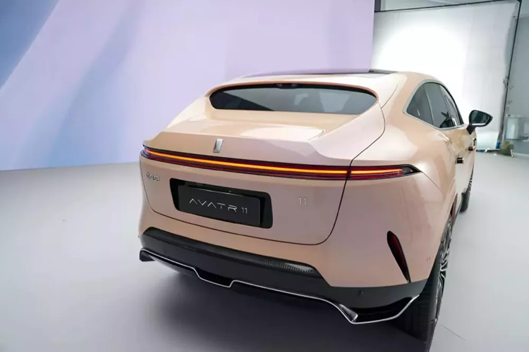 Khi di chuyển với tốc độ từ 30km/h đến 130km/h, hệ thống ngăn ngừa va chạm chướng ngại vật bên (LOCP) sẽ hỗ trợ người lái bằng cách điều khiển xe trở lại làn đường ban đầu khi phát hiện chướng ngại vật. Điều này ngăn ngừa va chạm trong quá trình chuyển làn.