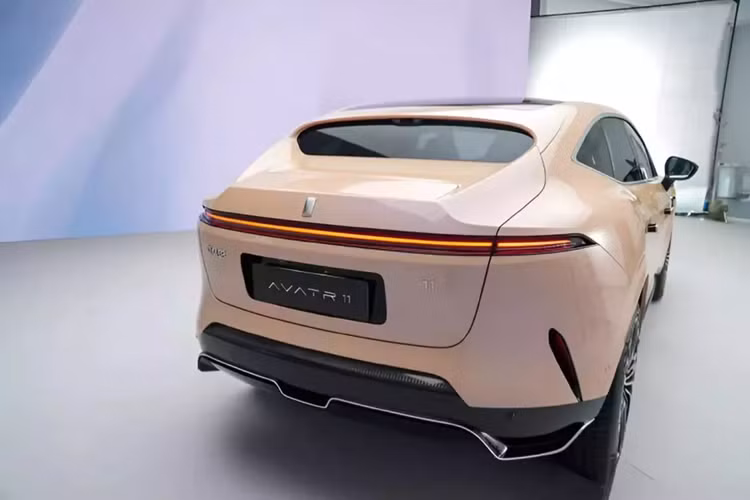 Khi di chuyển với tốc độ từ 30km/h đến 130km/h, hệ thống ngăn ngừa va chạm chướng ngại vật bên (LOCP) sẽ hỗ trợ người lái bằng cách điều khiển xe trở lại làn đường ban đầu khi phát hiện chướng ngại vật. Điều này ngăn ngừa va chạm trong quá trình chuyển làn.