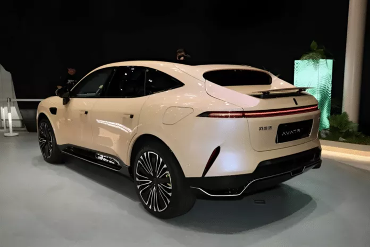 Hệ thống bao gồm AEB/GAEB phía trước, ELKA/LOCP bên và RAEB phía sau. Tính năng ngăn ngừa va chạm chướng ngại vật bên hông (LOCP) mới sử dụng khả năng của mạng lưới radar laser GOD để nâng cao tầm bao phủ và khả năng tránh va chạm, mang lại trải nghiệm lái xe an toàn hơn.