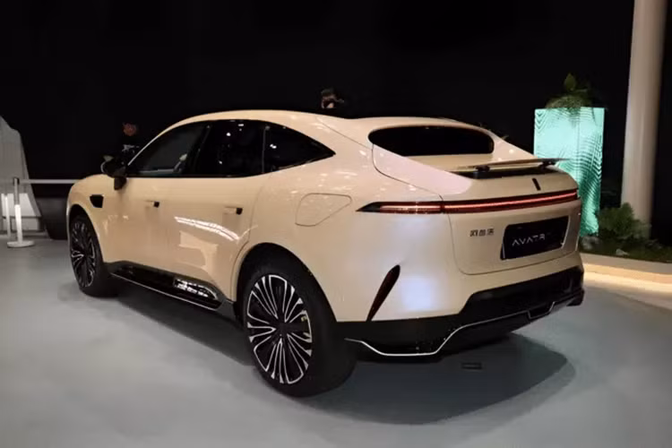 Hệ thống bao gồm AEB/GAEB phía trước, ELKA/LOCP bên và RAEB phía sau. Tính năng ngăn ngừa va chạm chướng ngại vật bên hông (LOCP) mới sử dụng khả năng của mạng lưới radar laser GOD để nâng cao tầm bao phủ và khả năng tránh va chạm, mang lại trải nghiệm lái xe an toàn hơn.