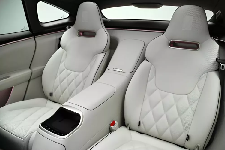 Bảng đồng hồ LCD 10,25 inch cũng có mặt. Tất cả các phiên bản Avatr 11 2024 hiện đều có hệ thống âm thanh Meridian 25 loa làm tiêu chuẩn, tạo ra trải nghiệm âm thanh vòm 7.1.4 kênh. Nó cũng có nền tảng bộ khuếch đại công suất PA3 DSP đầu tiên của Trung Quốc với công suất đầu ra 2016W.