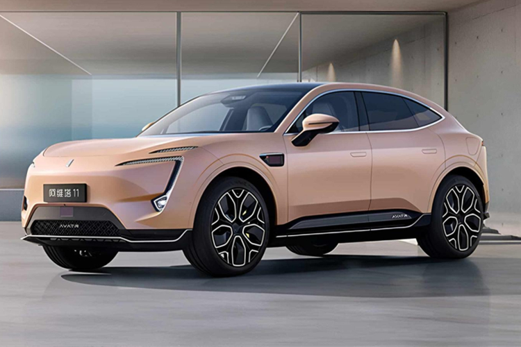 Avatr 11 hiện được cung cấp cùng màu sơn vàng huỳnh quang. Loại sơn này sử dụng các sắc tố thay đổi màu sắc để hấp thụ các bước sóng ánh sáng cụ thể, thay đổi màu sắc ở các góc cụ thể. Dựa trên nền tảng EP1, Avatr 11 có các tùy chọn động cơ đơn hoặc kép và phạm vi lựa chọn từ 580 km đến 730 km.