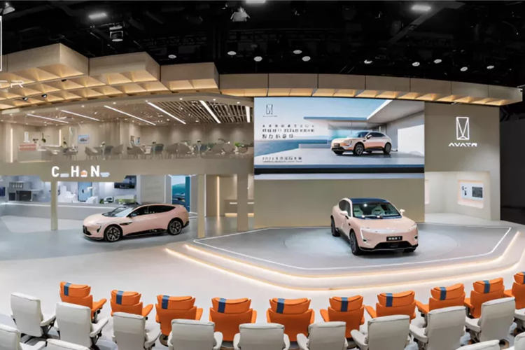 Cụ thể, Mẫu xe điện Avatr 11 mới nhất được cung cấp với bốn biến thể, có giá từ 300.800 nhân dân tệ đến 390.800 nhân dân tệ (41.500 đến 53.900 USD), tương đương 983 triệu đồng đến 1,28 tỷ đồng.