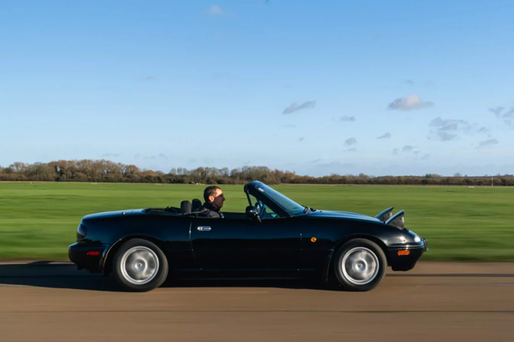 Gói chuyển đổi điện cho Miata được thiết kế để lắp đặt tương đối đơn giản, mô hình CAD được sử dụng để lắp tất cả các thành phần vào khoang động cơ mà không cần cắt hoặc khoan.