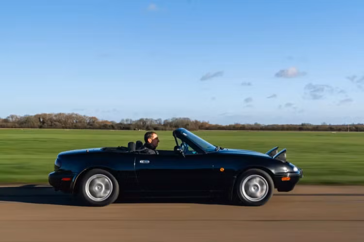 Gói chuyển đổi điện cho Miata được thiết kế để lắp đặt tương đối đơn giản, mô hình CAD được sử dụng để lắp tất cả các thành phần vào khoang động cơ mà không cần cắt hoặc khoan.