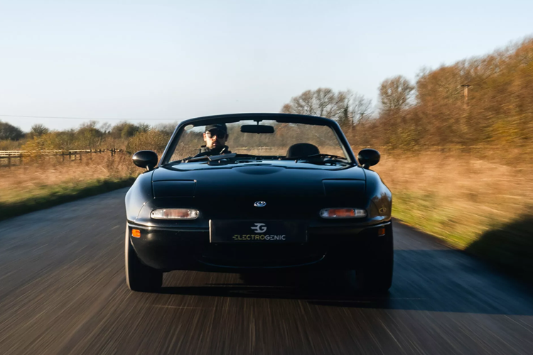 Trước đây, thương hiệu này từng ra mắt các gói độ EV cho Land Rover Series và Defender nguyên bản, Mini cổ điển và Porsche 911, Jaguar E-type và DeLorean DMC-12.