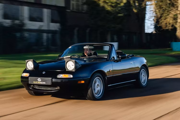 Hiện tại, mức giá của bộ chuyển đổi này vẫn chưa được công bố nhưng chắc chắn sẽ ở mức trên 20,000 Đô, từ đây chỉ dành cho những người đam mê thực thụ.