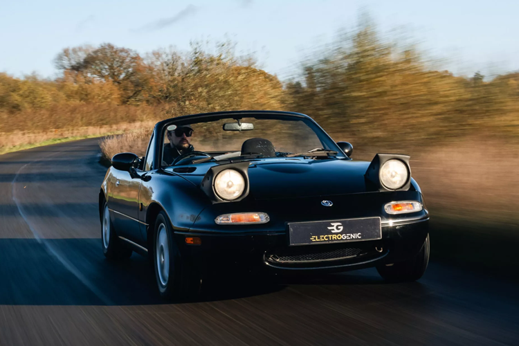 Ngôi sao điện ảnh Jason Momoa cũng đã từng ký hợp đồng với hãng nâng cấp này để thực hiện chuyển đổi điện theo yêu cầu trên chiếc Rolls Royce Phantom II 1929 của mình.