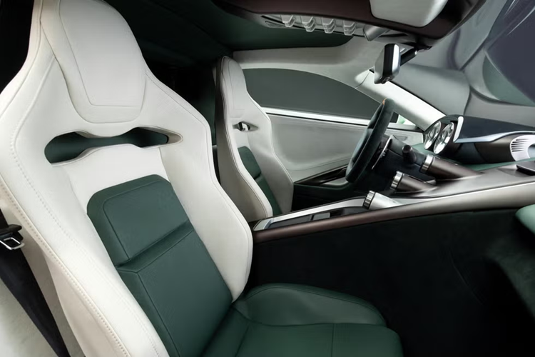 So với nguyên bản, ngoại thất có sự nâng cấp và được sơn màu mới được gọi là Willow Green. Viền cửa và nắp bình xăng được mạ chrome, các khe hút gió tại hốc cửa sổ được hoàn thiện bởi sợi carbon, lưới tản nhiệt cũng được viền thanh kim loại sáng bóng, biểu tượng “C-X75” được khắc bên trên dải đèn hậu.