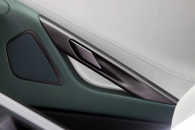 Bên cạnh đó, Callum cũng lập trình chế độ “thể thao” thông qua việc chuyển số nhanh và mượt hơn, tạo độ sắc sảo mỗi cú đạp ga cùng âm thanh động cơ trầm ấm. Hệ thống khí động học chủ động trên Callum C-X75 được kích hoạt ở dải tốc độ từ 60 km/h, trong đó có cả hệ thống “air brake” phối hợp giảm tốc độ tốc độ xe khi lực phanh mạnh.