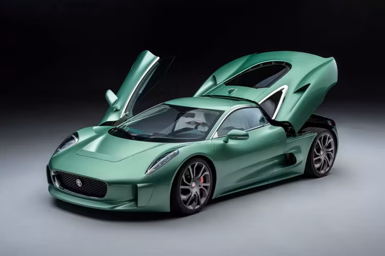 Năm 2010, bậc thầy thiết kế Ian Callum đã phác thảo Jaguar C-X75 cho James Bond Spectre dưới dạng concept siêu xe ngoạn mục với hệ truyền động hybrid.