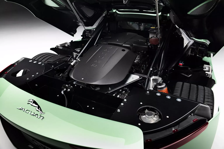 Mãi đến năm 2015, khi bộ phim James Bond Spectre được công chiếu, Jaguar C-X75 xuất hiện nhưng lại trang bị khối động cơ V8. Những chiếc xe đóng thế sau đó vào bộ sưu tập tư nhân và giờ đây công ty thiết kế cùng tên của Ian Callum đã biến một trong số ít chiếc C-X75 trở thành siêu xe đường phố hoàn thiện.