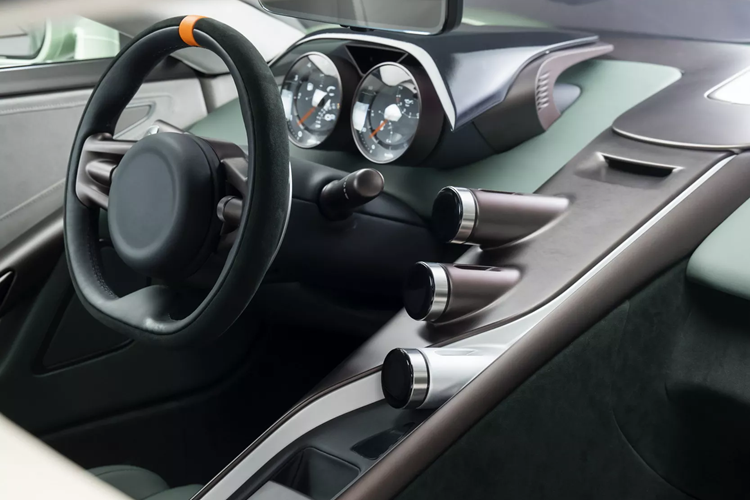 Siêu xe Callum C-X75 cũng được trang bị hệ thống treo thuỷ lực nâng hạ phía trước để vượt qua những gờ giảm tốc. Bộ mâm kích thước 20 inch phía trước và 21 inch phía sau kết hợp lốp Michelin Pilot Sport 4S, mang đến sự phấn khích khi chạy đường phố hoặc trên đường đua.