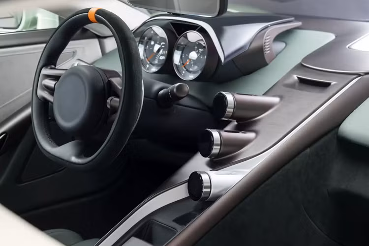 Siêu xe Callum C-X75 cũng được trang bị hệ thống treo thuỷ lực nâng hạ phía trước để vượt qua những gờ giảm tốc. Bộ mâm kích thước 20 inch phía trước và 21 inch phía sau kết hợp lốp Michelin Pilot Sport 4S, mang đến sự phấn khích khi chạy đường phố hoặc trên đường đua.