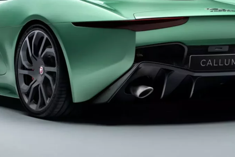 Cụm đồng hồ kỹ thuật số đặt ẩn bên dưới tấm che acrylic, nút khởi động và cụm điều khiển khác nằm trong bảng điều khiển trên nóc xe, vô lăng được gia công. Có rất nhiều cuộc tranh luận về số lượng xe C-X75 động cơ V8 được “sinh” ra để đóng thế, một số thông tin cho rằng có tổng cộng 7 chiếc nhưng phía Callum khẳng định chỉ có 4 xe tồn tại.