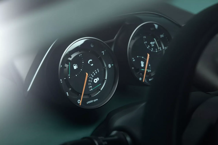 Jaguar C-X75 trang bị khối động cơ V8 dung tích 5.0L tăng áp (tương tự như Jaguar F-type) với hệ dẫn động cầu sau và hộp số ly hợp kép 7 cấp (xe đóng thế là hộp số tuần tự); điều này giúp chiếc xe dễ dàng sử dụng hằng ngày hơn.