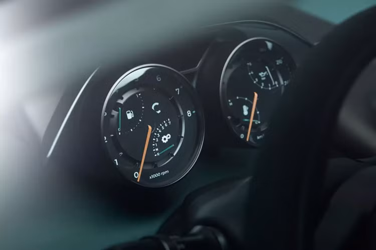 Jaguar C-X75 trang bị khối động cơ V8 dung tích 5.0L tăng áp (tương tự như Jaguar F-type) với hệ dẫn động cầu sau và hộp số ly hợp kép 7 cấp (xe đóng thế là hộp số tuần tự); điều này giúp chiếc xe dễ dàng sử dụng hằng ngày hơn.