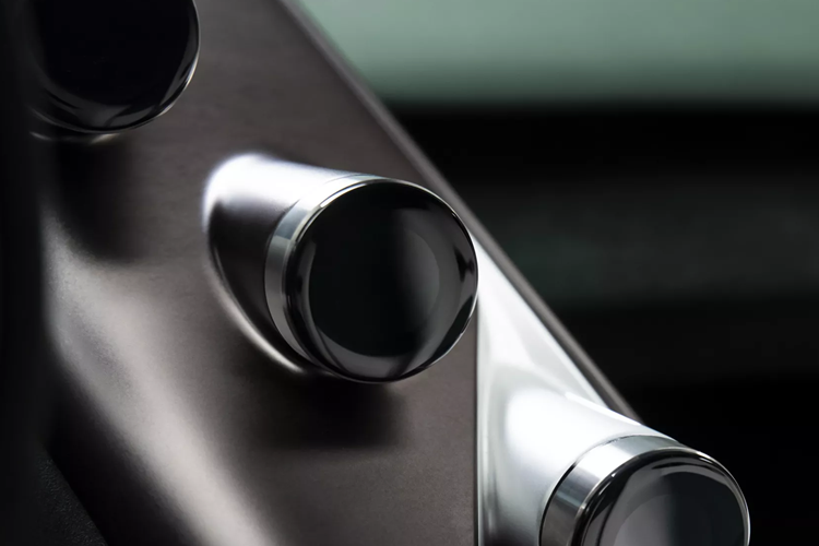 Bên trong nội thất cũng có vài thay đổi đáng chú ý. Nếu như nguyên bản C-X75 có không gian nội thất đơn giản thì giờ đây người lái sẽ cảm nhận rõ sự sang trọng, tinh tế với tông màu xanh lá và kem.