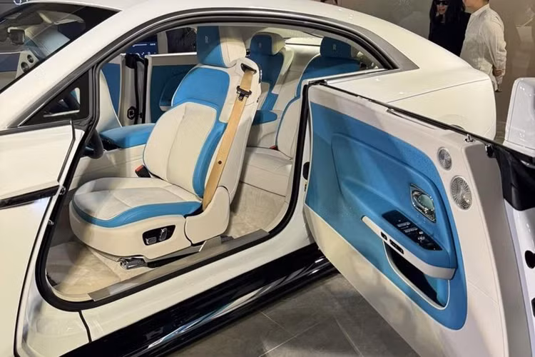 Trong đêm tối, lưới tản nhiệt được chiếu sáng nhẹ nhàng, nhờ 22 đèn LED được phun mài mòn (sandblasted) ở các cánh tản nhiệt ở phía sau. Ánh sáng nhẹ nhàng từ chúng phản chiếu qua các bề mặt được đánh bóng ở phía trước, tạo nên một dấu ấn đầy tinh tế kèm hiệu ứng ba chiều vào ban đêm.