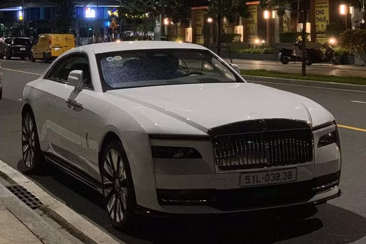 Tuy nhiên, gần đây một Tiktoker đã bắt gặp một chiếc Rolls-Royce Spectre đang đậu trên đường phố tại Sài Gòn. Theo hình ảnh người này đăng tải thì hiện xe được đeo biển số trắng với dãy số 51L-038.38 và rất nhanh cộng đồng mạng đã tìm ra được chủ nhân của xe không ai khác chính là đại gia Minh Nhựa.