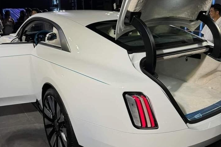 Về nội thất, bên trong khoang cabin của Rolls-Royce Spectre sở hữu nhiều tiện ích hiện đại như: Vô lăng 3 chấu, tích hợp các phím chức năng, bảng đồng hồ kỹ thuật số nối liền với màn hình cảm ứng trung tâm, ghế bọc da... Xe còn bổ sung thêm màn hình kỹ thuật số ở phía hành khách, duy trì cảm giác sang trọng vốn có của xe Rolls-Royce.