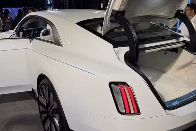 Về nội thất, bên trong khoang cabin của Rolls-Royce Spectre sở hữu nhiều tiện ích hiện đại như: Vô lăng 3 chấu, tích hợp các phím chức năng, bảng đồng hồ kỹ thuật số nối liền với màn hình cảm ứng trung tâm, ghế bọc da... Xe còn bổ sung thêm màn hình kỹ thuật số ở phía hành khách, duy trì cảm giác sang trọng vốn có của xe Rolls-Royce.