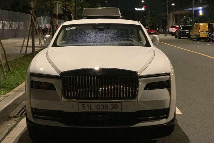 Rolls-Royce Spectre mở bán tại Việt Nam từ tháng 1/2024 với mức giá lên tới gần 18 tỷ đồng. Nhưng theo một số nguồn tin, mức giá xe Rolls-Royce Spectre của Minh Nhựa được bật mí là khoảng trên 25 tỷ đồng.