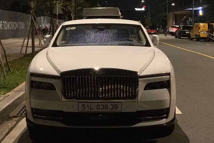 Rolls-Royce Spectre mở bán tại Việt Nam từ tháng 1/2024 với mức giá lên tới gần 18 tỷ đồng. Nhưng theo một số nguồn tin, mức giá xe Rolls-Royce Spectre của Minh Nhựa được bật mí là khoảng trên 25 tỷ đồng.