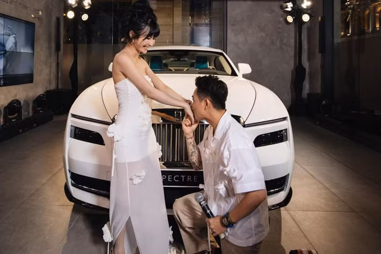 Rolls-Royce Spectre có hệ thống đèn 2 tầng với phần trên là dải đèn LED định vị ban ngày cực mỏng trong khi đèn pha được đặt sâu trong hốc bên dưới. Ngoài ra, Rolls-Royce Spectre còn có hốc gió trung tâm cỡ lớn và tích hợp thêm 1 cánh lướt gió nhỏ.