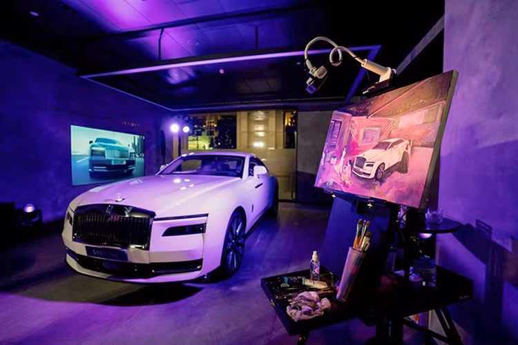 Chiếc Rolls-Royce Spectre của đại gia Minh Nhựa có nội thất mang tông màu trắng – xanh da trời tinh tế, sang trọng. Bảng táp lô của xe vẫn là màu đen huyền bí, vô lăng 2 màu đen và xanh tương phản. Điểm nhấn đáng chú ý bên trong khoang cabin xe là hệ thống đèn LED bầu trời sao trên trần nay được thiết kế cả trên táp lô và viền cửa.