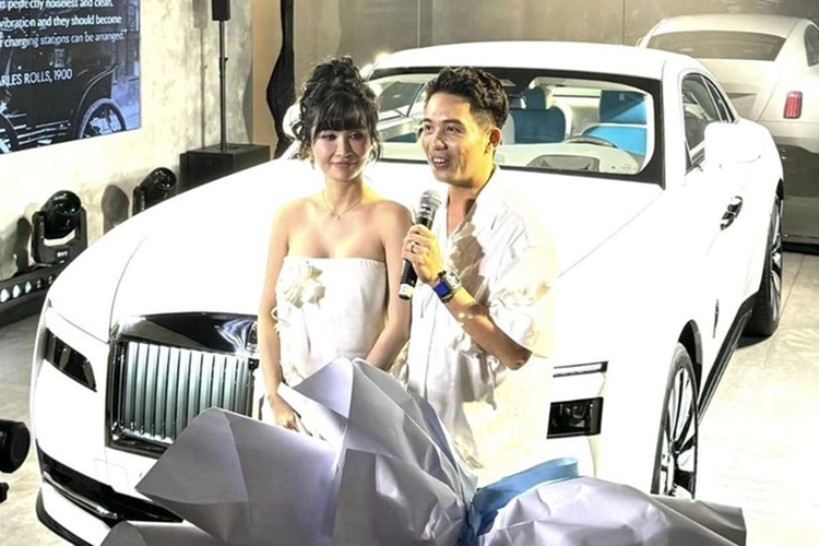 Phía đuôi xe là cụm đèn hậu LED được thiết kế dạng dọc khá mới mẻ, đi cùng những chi tiết màu bạc làm điểm nhấn. Về kích thước, Rolls-Royce Spectre có chiều dài, chiều rộng và chiều cao của lần lượt là 5.453 x 2.080 x 1.559 mm, chiều dài cơ sở 3.210 mm, bán kính quay vòng 12,7m và trọng lượng không tải 2.975 kg.