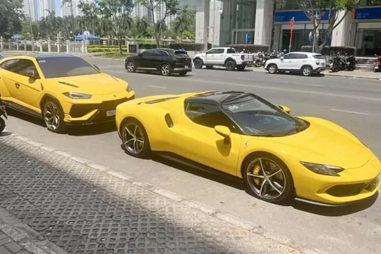 Ferrari 296 hiện là siêu ngựa duy nhất sở hữu hệ truyền động V6 PHEV, chiếc xe này thuộc bản mui cứng, nên có tên gọi Ferrari 296 GTB, còn bản mui xếp cứng là Ferrari 296 GTS. Và chiếc xe còn lại là dòng siêu SUV, mang tên gọi Lamborghini Urus Performante.