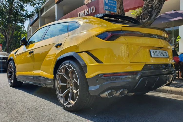 Tuy nhiên, động cơ này tạo ra công suất tối đa 657 mã lực và mô-men xoắn cực đại 850 Nm. So với bản thường, xe mạnh hơn 16 mã lực, cho phép Lamborghini Urus Performante 2023 tăng tốc từ 0-100 km/h trong thời gian 3,3 giây và đạt vận tốc tối đa 306 km/h.