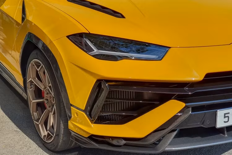 Những thay đổi tiếp theo trong ngoại hình của Lamborghini Urus Performante bao gồm lưới tản nhiệt đóng/mở tùy ý, ốp cua lốp bằng sợi carbon, cánh gió cỡ lớn hơn nhằm tăng 38% lực ép xuống mặt đường, bộ vành siêu nhẹ có đường kính 22 - 23 inch đi kèm bu lông bằng titan và lốp Pirelli P Zero phát triển dành riêng cho siêu SUV này.