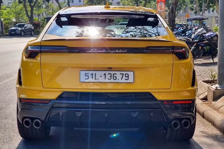 Nhờ đó, xe nhẹ hơn 47 kg, mang đến hệ số công suất/trọng lượng cao nhất phân khúc. "Trái tim" của Lamborghini Urus Performante à khối động cơ xăng V8, tăng áp kép, dung tích 4.0L quen thuộc.