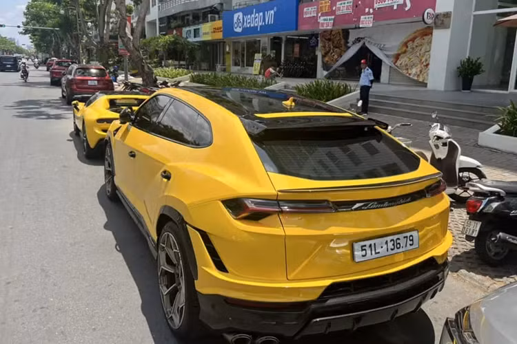 So với Urus thông thường, Lamborghini Urus Performante sở hữu ngoại hình khác biệt ở một số chi tiết như cản trước hầm hố hơn và khe gió trên nắp ca-pô nhằm tăng khả năng tản nhiệt cho khối động cơ mạnh mẽ bên dưới. Khe gió này có thể sơn màu hoặc giữ màu nguyên bản của sợi carbon.