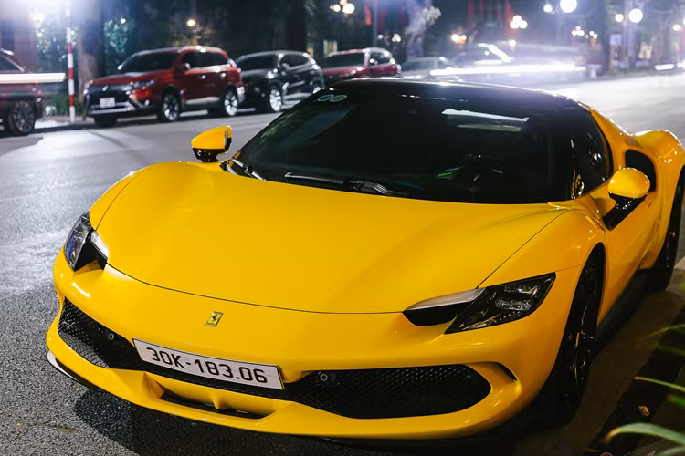 Thông số của mô-men xoắn cực đại do động cơ đốt trong và điện mang đến cho 296 GTB lần lượt là 425 Nm và 315 Nm. Hệ truyền động plug-in hybrid sẽ mang đến cho siêu xe Ferrari 296 GTB sẽ là 818 mã lực và mô-men xoắn cực đại là 740 Nm.