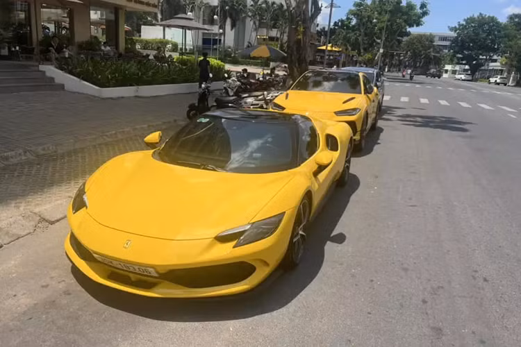 Mới đây, trên đường phố quận 7, TP HCM xuất hiện 2 chiếc xe Ferrari 296 GTB và Lamborghini Urus Performante khá đẹp mắt, tuy khác hãng nhưng cả hai lại sở hữu chung bộ áo màu vàng rất nổi bật và đầy lôi cuốn.