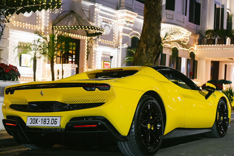 Siêu xe Ferrari 296 GTB có thể tăng tốc từ vị trí xuất phát lên 100 km/h chỉ trong thời gian 2,9 giây trước khi đạt vận tốc tối đa 330 km/h. Dòng xe plug-in hybrid có thể di chuyển với quãng đường tối đa 25 km và vận tốc tối đa là 135 km/h chỉ với động cơ điện.