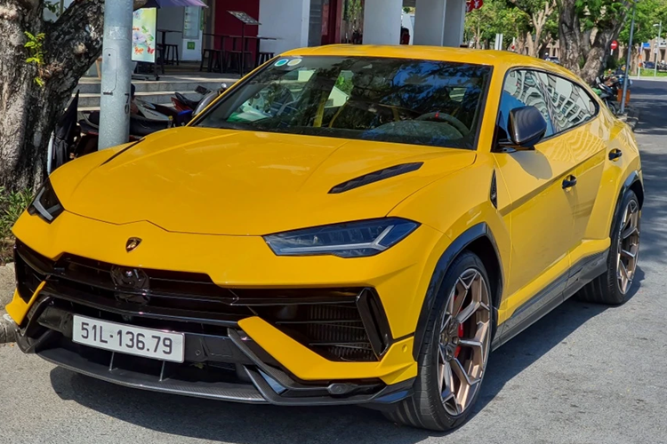 Chưa hết, khách hàng mua Lamborghini Urus Performante có thể chi thêm tiền cho phần nóc bằng sợi carbon, tương tự Huracan Performante và Super Trofeo. Ngoài nóc, siêu SUV này còn được trang bị bộ chẻ khí trước và khe gió màu đen bằng sợi carbon, mang đến ngoại hình ấn tượng hơn cho xe.