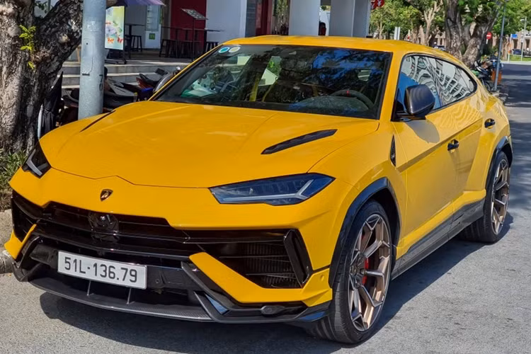 Chưa hết, khách hàng mua Lamborghini Urus Performante có thể chi thêm tiền cho phần nóc bằng sợi carbon, tương tự Huracan Performante và Super Trofeo. Ngoài nóc, siêu SUV này còn được trang bị bộ chẻ khí trước và khe gió màu đen bằng sợi carbon, mang đến ngoại hình ấn tượng hơn cho xe.