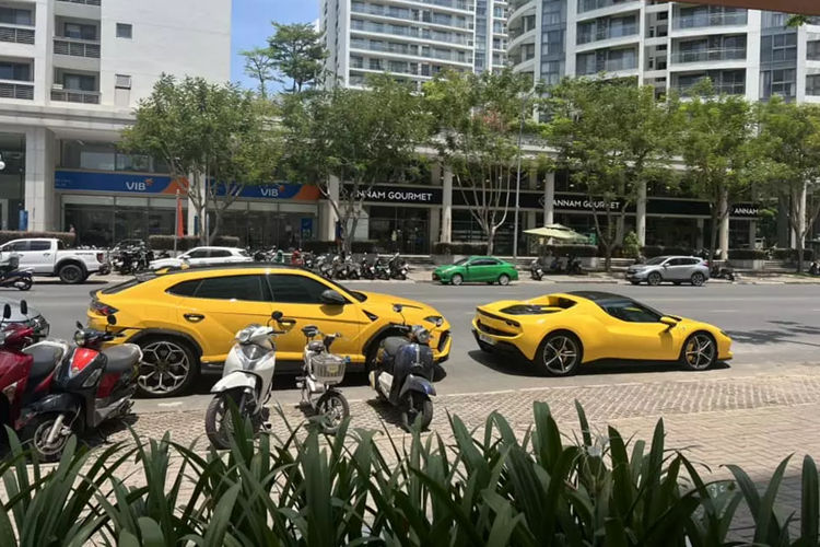 Trong khi chiếc siêu xe Ferrari 296 GTB màu vàng đang tìm khách với giá bán gần 23 tỷ đồng, thì chiếc siêu SUV Lamborghini Urus Performante có giá từ hơn 16 tỷ đã có chủ nhân, đó là đại gia Quốc Vũ, chồng của Đoàn Di Băng, xe được mang mua chính hãng.