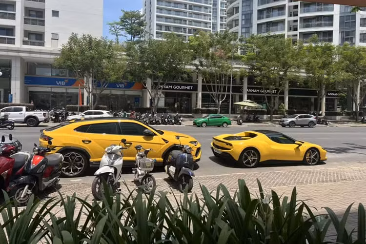 Trong khi chiếc siêu xe Ferrari 296 GTB màu vàng đang tìm khách với giá bán gần 23 tỷ đồng, thì chiếc siêu SUV Lamborghini Urus Performante có giá từ hơn 16 tỷ đã có chủ nhân, đó là đại gia Quốc Vũ, chồng của Đoàn Di Băng, xe được mang mua chính hãng.