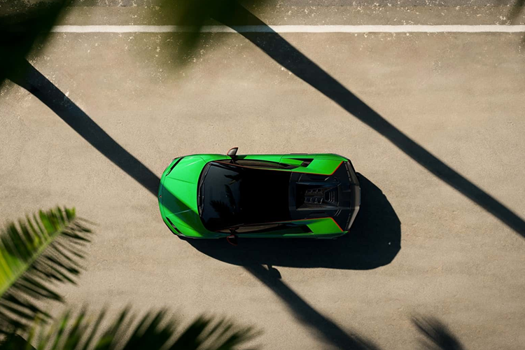 Xe đượ trang bị ba động cơ điện hướng trục, làm mát bằng dầu kết hợp với động cơ điện và hộp số ly hợp kép tám cấp gắn ngang. Chỉ riêng động cơ điện đó đã tạo ra công suất lên tới 150 mã lực và mô-men xoắn cực đại 300 Nm.