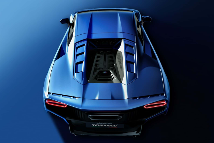 Về nội thất, Tememerario có khoang nội thất có thiết kế hiện đại,thể thao với khoảng không đầu cao hơn 3cm so với Huracan và chỗ để chân cải thiện lên tới 4,5 cm. Lamborghini cho biết ngay cả một cầu thủ NBA cao to cũng có thể đội mũ bảo hiểm trên chiếc xe này.