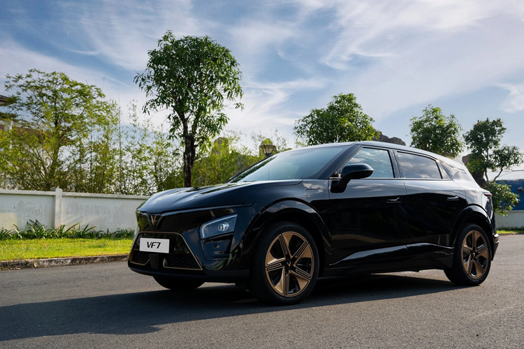 Trong khi đó, phiên bản Plus dùng 2 mô-tơ điện có công suất tổng cộng 260 kW (khoảng 349 mã lực) và mô-men xoắn cực đại 500 Nm. Ngoài ra, xe còn có hệ dẫn động 4 bánh toàn thời gian và pin 75,3 kWh, mang đến quãng đường di chuyển 431 km sau một lần sạc đầy pin.