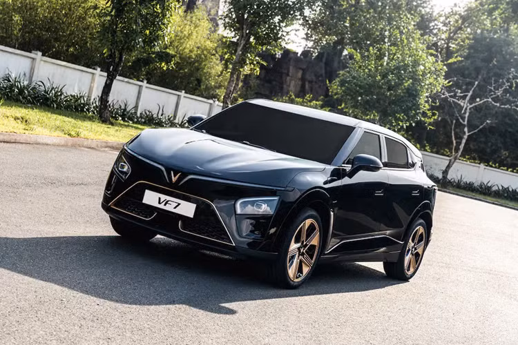 Nguồn cung cấp sức mạnh cho VinFast VF7 bản S là mô-tơ điện với công suất tối đa 130 kW (khoảng 174 mã lực) và mô-men xoắn cực đại 250 Nm. Với pin có dung lượng 59,6 kWh, phiên bản này có thể hoàn thành quãng đường 375 km sau một lần sạc đầy pin, theo tiêu chuẩn WLTP.