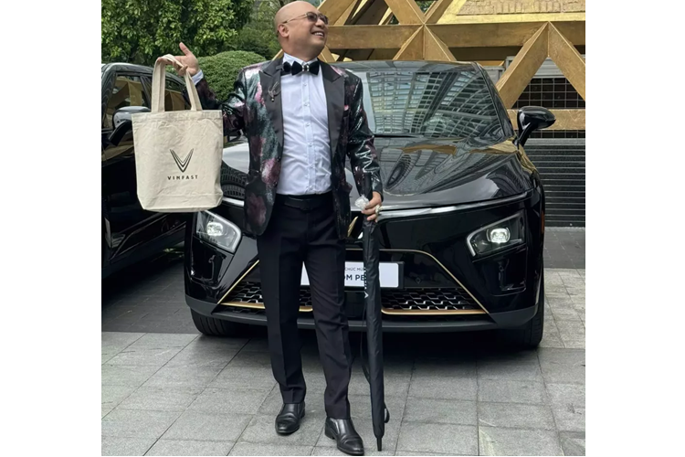 Trước đó, TomFeng đã trải nghiệm qua 1 số mẫu xe điện của VinFast như VFe34, VF5 Plus, VF8 hay VF9, và sự bổ sung vào bộ sưu tập với chiếc xe VF7, còn là bản giới hạn Dragon Forged, cho thấy doanh nhân này mê các dòng xe VinFast đến thế nào.