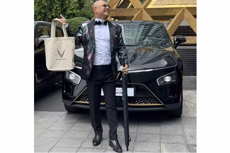 Trước đó, TomFeng đã trải nghiệm qua 1 số mẫu xe điện của VinFast như VFe34, VF5 Plus, VF8 hay VF9, và sự bổ sung vào bộ sưu tập với chiếc xe VF7, còn là bản giới hạn Dragon Forged, cho thấy doanh nhân này mê các dòng xe VinFast đến thế nào.